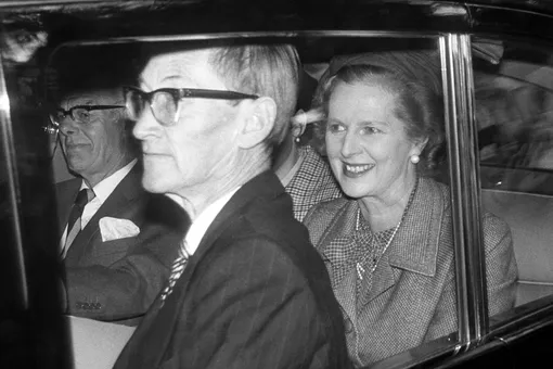 Премьер-министр Маргарет Тэтчер и ее муж Денис во время посещения Балморала в 1981 году