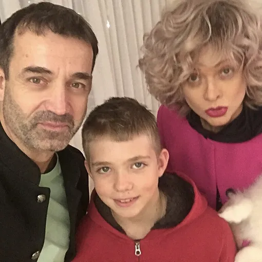 Дмитрий Певцов и Ольга Дроздова с сыном Елисеем