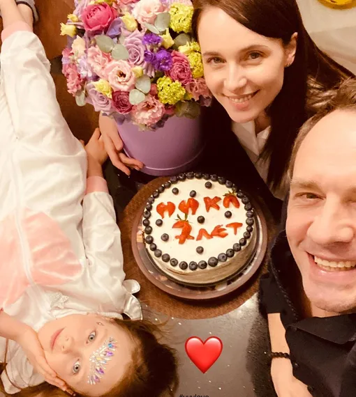 Анна Снаткина с семьей отмечает день рождения дочери