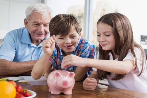 Ученые назвали возраст, в котором с детьми пора начинать говорить о деньгах
