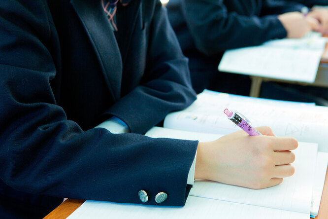 К школе не готовы: Роскачество признали 39% школьных пиджаков для мальчиков небезопасными