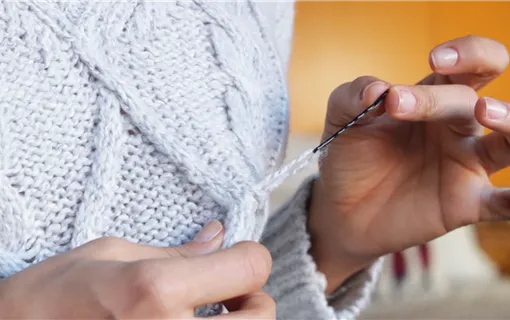 Как убрать невидимкой затяжку на любимом свитере: мастер-класс с фото