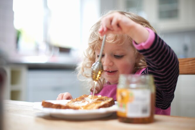 Ешь и не расстраивай маму! Как сформировать у детей правильные отношения с едой