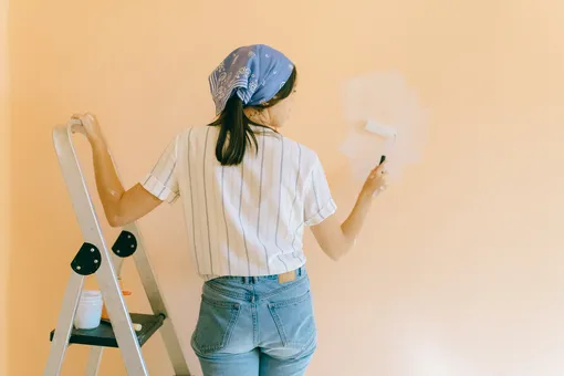 Девушка красит стены краской, как отмыть краску с одежды в домашних условиях