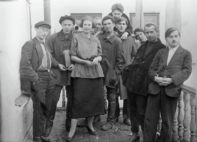 Советский детский писатель Аркадий Гайдар (второй слева) среди сотрудников редакции Пермской газеты «Звезда»