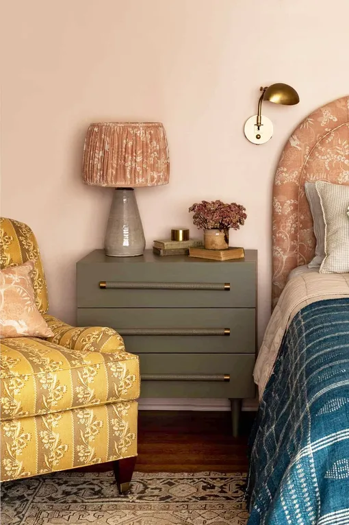 Спальня с розовыми стенами и эклектичным постельным бельем
