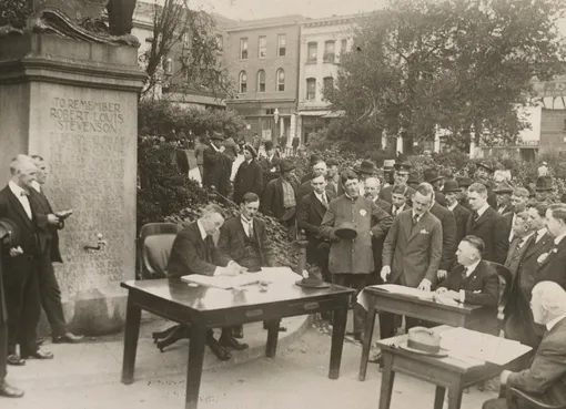 Полицейское управление Сан-Франциско проводит совещание под открытым небом для предотвращения распространения гриппа, 1918 год