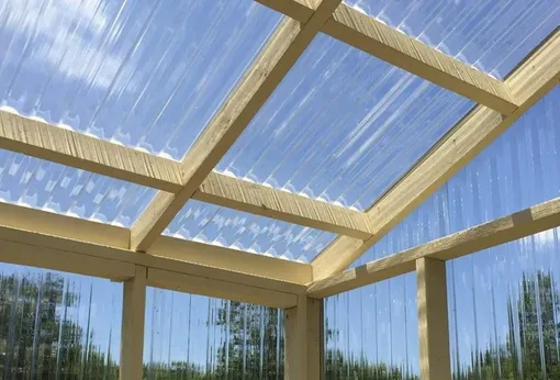 Крыша открытой веранды из прозрачного поликарбоната