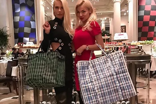Жена футболиста Павла Погребянка похвасталась «челночной» сумкой за 120 тысяч рублей