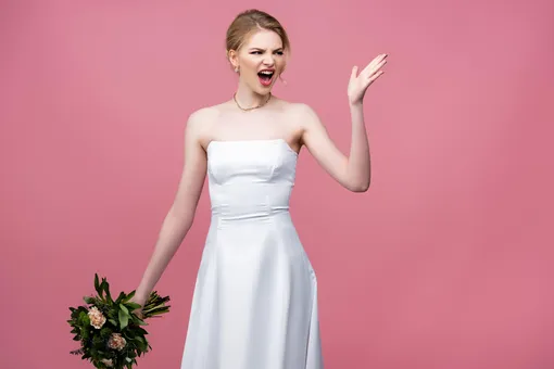 Невеста рассердилась на похудевшую золовку, потребовав надеть мешковатое платье