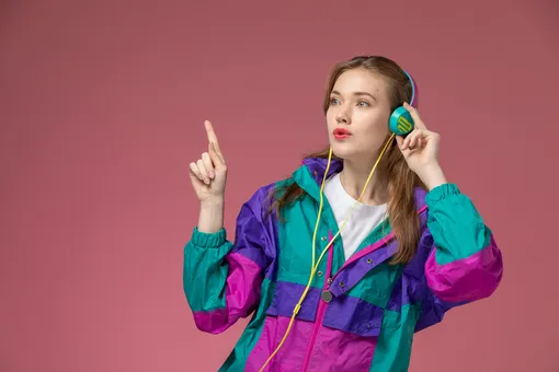 Какую музыку сейчас слушает молодежь и могут ли они угадать хиты прошлого: видео