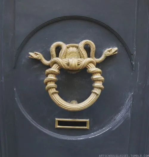 Дверной молоток в форме змеи