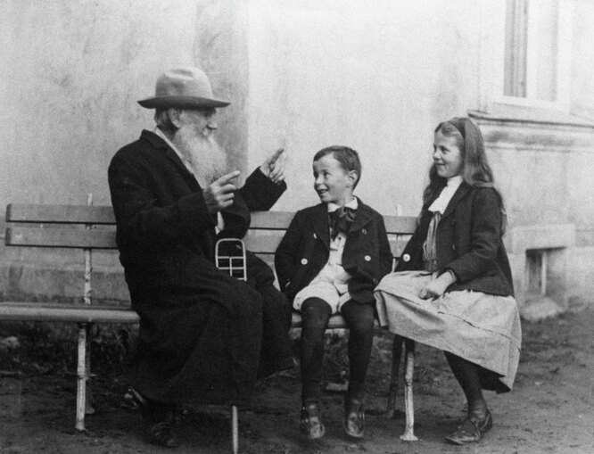 Лев Толстой с детьми