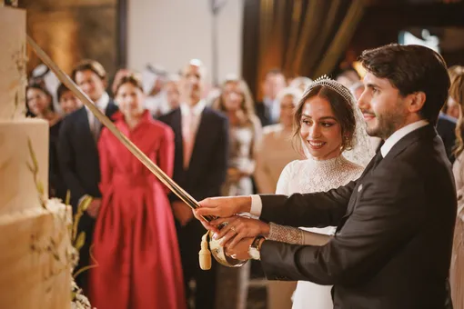 Принцесса Иман и её жених Джамиль Александр Термиотис разрезают свадебный торт
