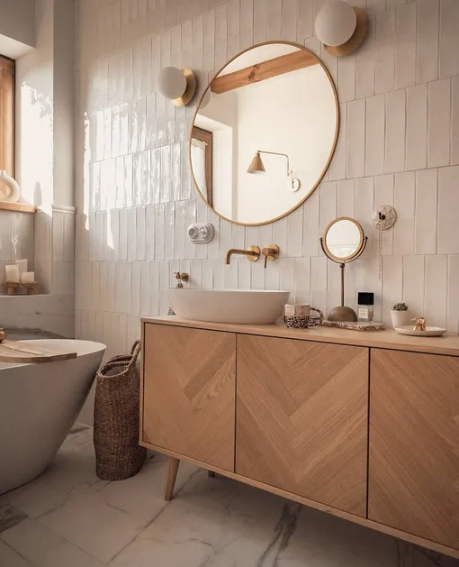 сочетание деревянной мебели и плитки всё чаще встречается в современном дизайне ванных комнат