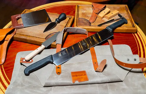 Инструменты сырного мастера для разрезания и дегустации сыров.