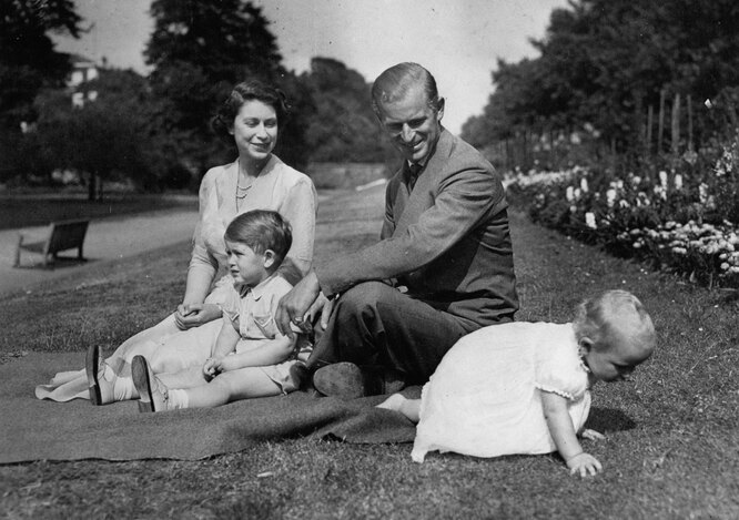 Королева Елизавета II, принц Филипп и их дети