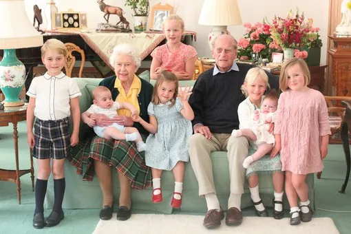 Королева Елизавета и принц Филипп с правнуками в Балморале в 2018 году