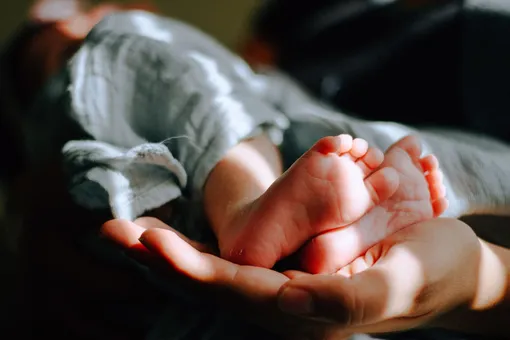 Любовь победит: недоношенный малыш помог папе сделать предложение маме