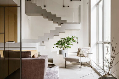 «Владельцы хотели парящую в воздухе лестницу без перил»: как выглядит дом 270 кв. м после дорогого ремонта