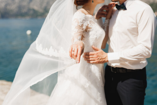Невеста надела особенное «тактильное» платье ради слепого жениха