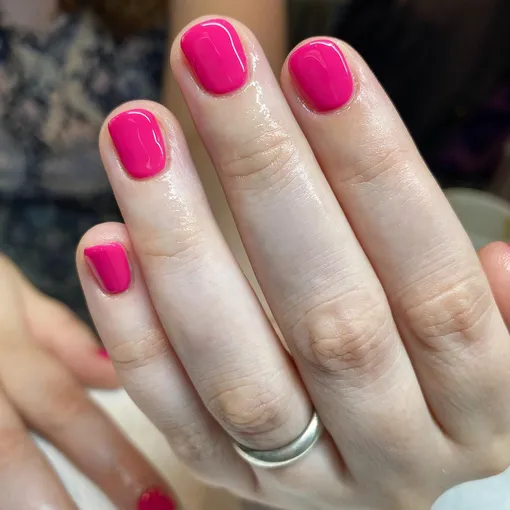 Сочный розовый итальянский маникюр на короткие ногти фото