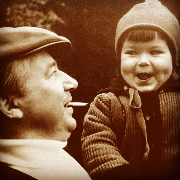 Ксения Стриж показала детское фото со знаменитым отцом
