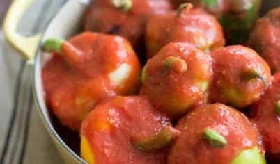 В блендере взбейте помидоры с чесноком и сахаром. Полейте приготовленным соусом перцы. Доведите соус до кипения, уменьшите огонь и тушите под крышкой 1 час. Подавайте со сметаной.