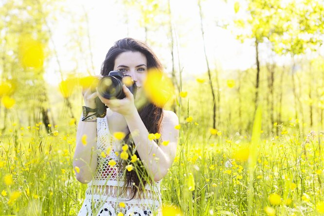 Девушка фотографирует цветы