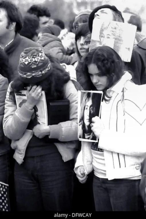 Поклонники Джона Леннона, горюющие на месте его убийства. 9 декабря 1980 года