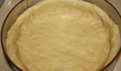 Разъемную форму намазать маслом и посыпать манкой, выложить тесто, чтоб получился бортик. И потом приготовить заливку для пирога с черникой и сметаной. Сметану, сахар, яйцо взбить