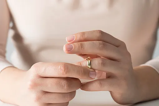Женщина отдала официанту свое обручальное кольцо — чтобы исполнить его мечту