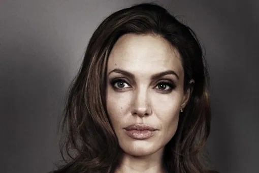 «Я не представлял, что они настолько большие»: в сети появились архивные снимки Анджелины Джоли с откровенным декольте
