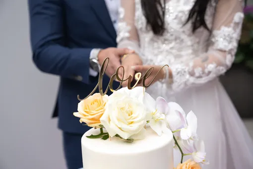 Невеста сама сделала свадебный торт, чтобы сэкономить деньги, но не все оценили её творчество