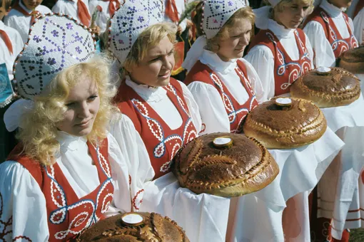 Почему на Руси гостей встречали хлебом-солью: истинная причина не та, о которой вы знаете