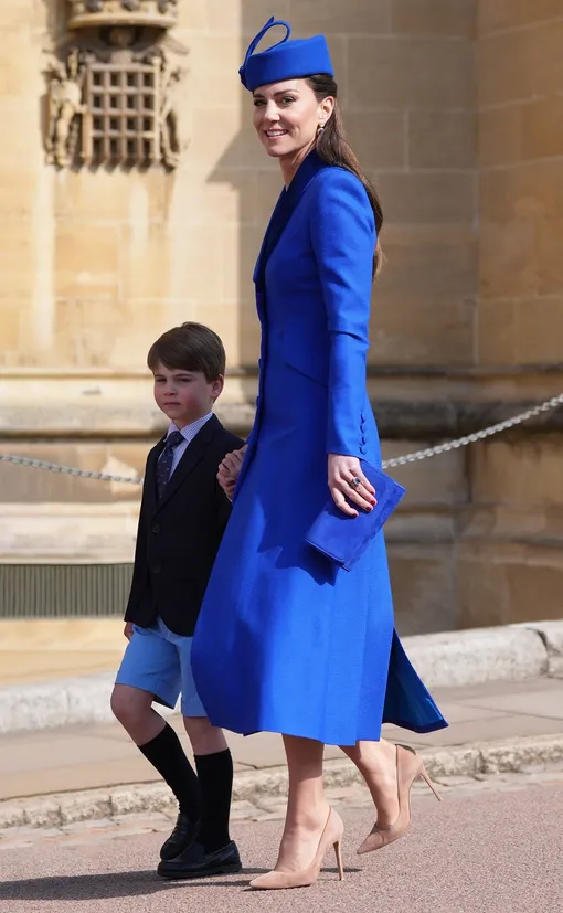 Принц Луи, принцесса Уэльская, Кейт Миддлтон в пальто и шляпке королевского синего цвета
