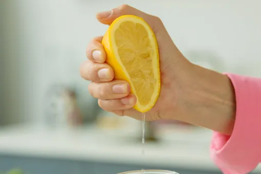 Выжимаем лимон до последней капли: два способа получить много сока без усилий