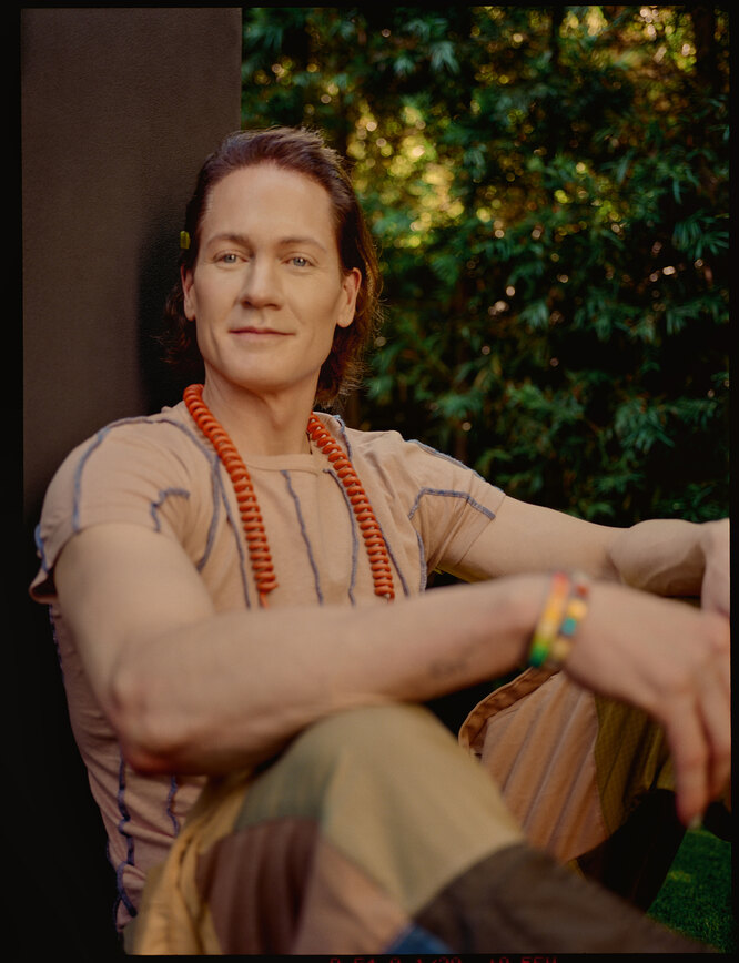 46-летний миллионер Брайан Джонсон борется за молодой пенис ...