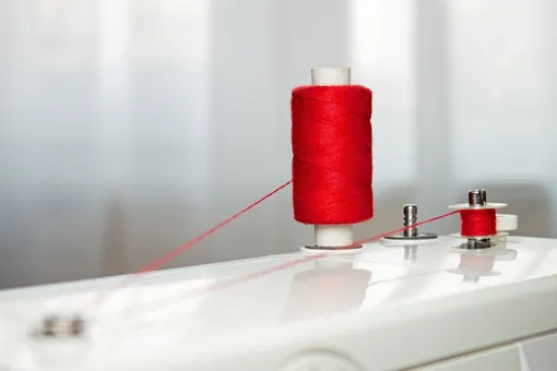 Намотать шпульку нужно до заправки верхней нити в швейную машину