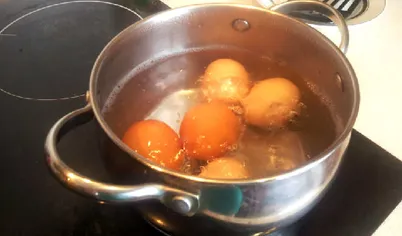 Отвариваем яйца.