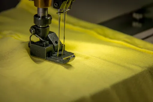 Двойная игла позволяет выполнять двойной стежок на швейной машине