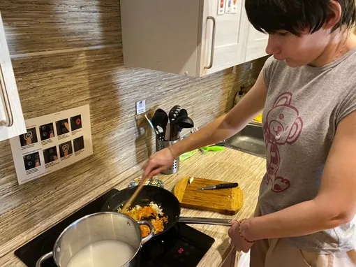 Нина на кухне, готовит себе сама