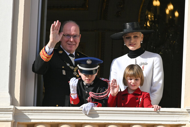 Князь Монако Альбер II и княгиня Шарлен со своими детьми принцем Жаком и принцессой Габриэллой на мероприятии по случаю Национального дня Монако 19 ноября 2022 года