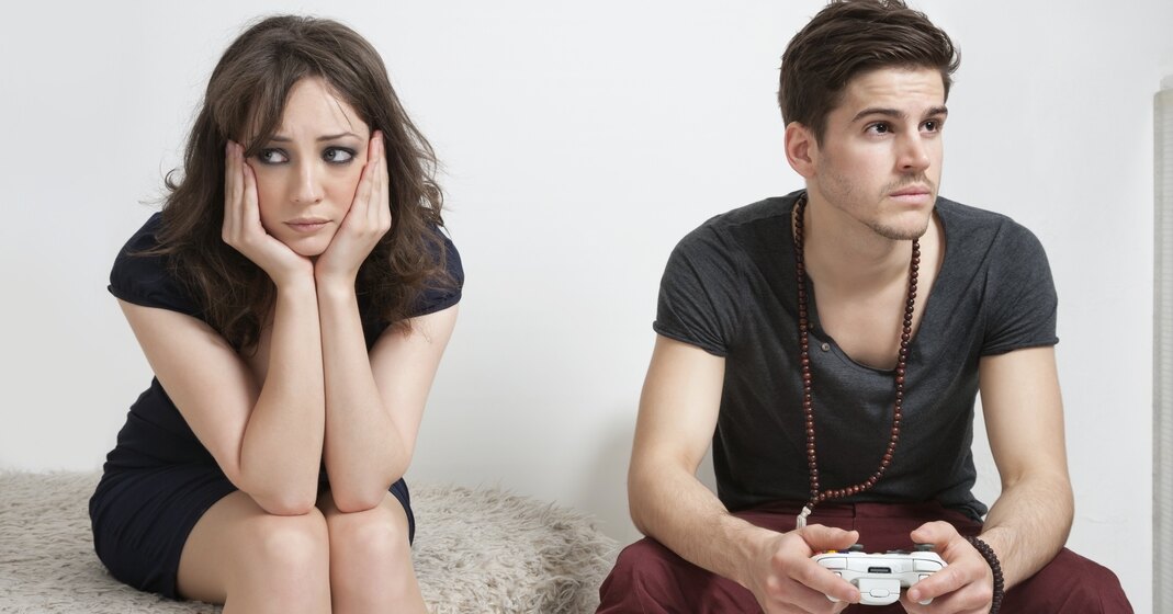 Игра парочки. Что значит игра в отношениях. Значение игры в жизни ребенка и взрослого. Relationship between husband and wife is. Девушка мешает парню играть.