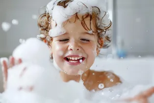Чего не должно быть в составе безопасного детского мыла: видео