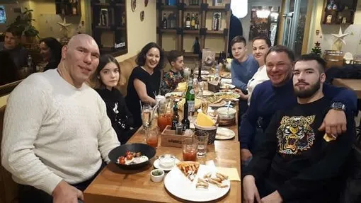 Николай Валуев с семьей
