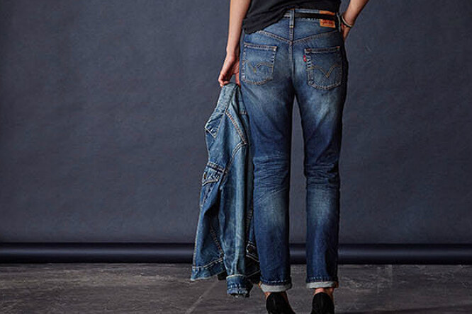 Исследователи назвали возраст, в котором женщине пора перестать носить джинсы