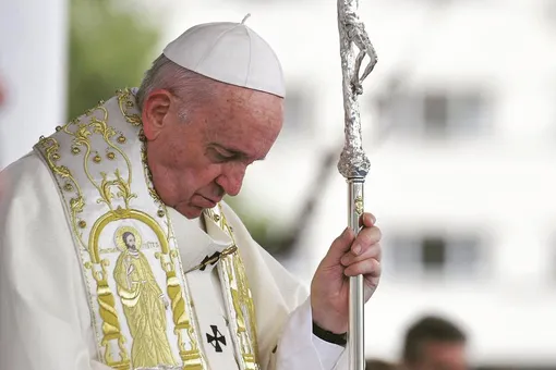 Папа Римский ударил женщину, грубо схватившую его на праздновании нового года (видео)