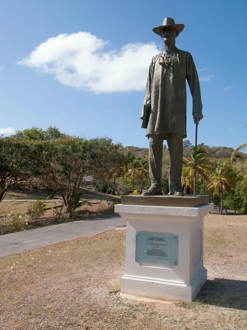 Статуя Колина Теннанта на острове Мюстик