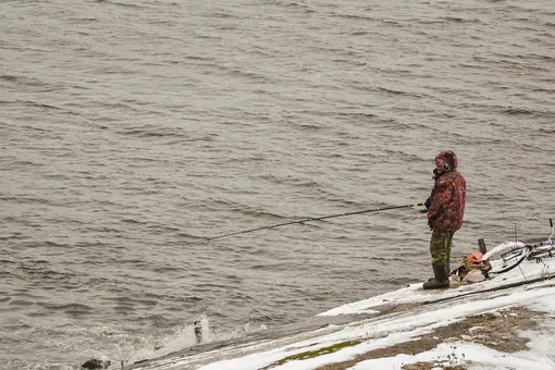 «Из воды две головы торчат»: муж с женой спасли провалившихся под лед рыбаков